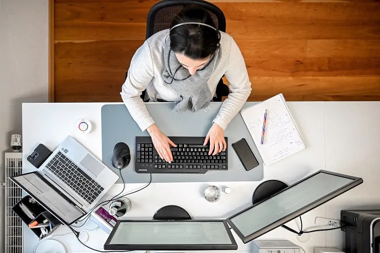 Para las mujeres, ¿el trabajo a distancia necesita ya una remodelación?