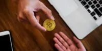 Cómo un pequeño se debe de preparar para aceptar pagos con criptomonedas