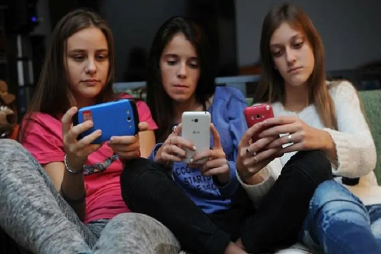 Los mexicanos pasan la mitad de su vida en internet