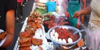 Comparten el precio de comer en la calle