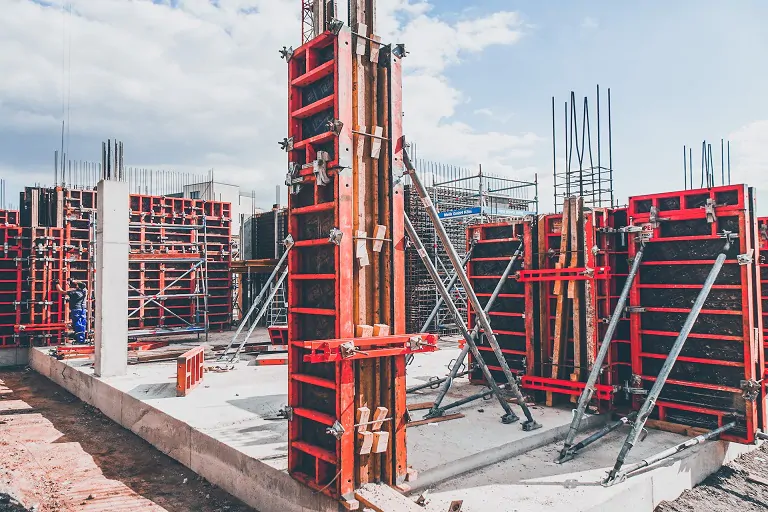 Rentar maquinaria: el camino hacia la expansión de tu constructora