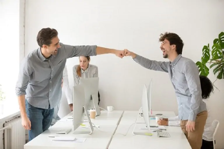 La amistad en el trabajo favorece la productividad
