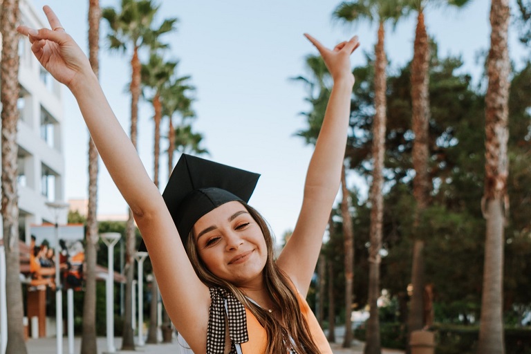 Descubre cómo las universidades online en español ofrecen habilidades valiosas para los hispanos que viven en USA.