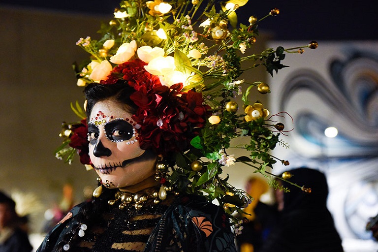 Iluminación inteligente para ambientar Día de Muertos y Halloween