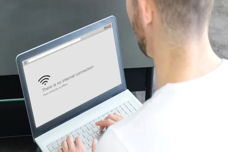 El acceso a internet en el entorno laboral: un factor clave para la evolución salarial en Ecuador