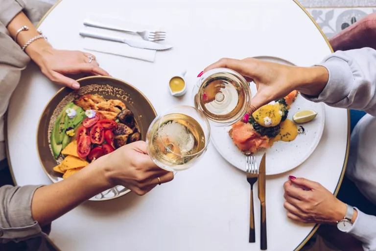 La deducción total de consumos en restaurantes impulsada por CONCANACO SERVYTUR podría reactivar fondas y microempresas del sector gastronómico, fortalecer el consumo interno y dinamizar la economía local en un año de incertidumbre económica