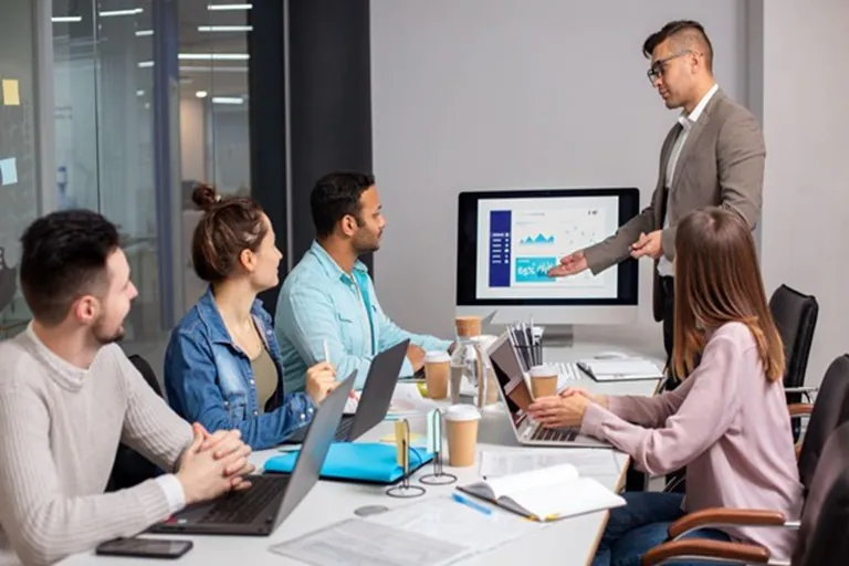 Cómo los emprendedores pueden usar la IA para expandir sus negocios globalmente