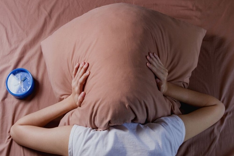 Análisis económico: el costo real de dormir mal en las PyMEs